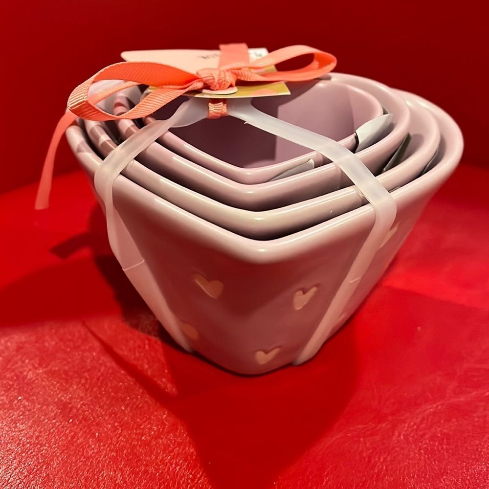 NWT Rae Dunn heart shaped measuring cups